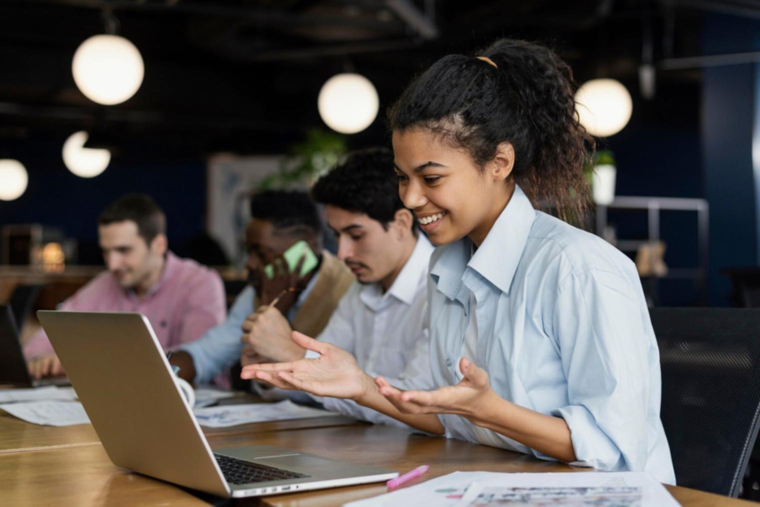 Groupe d'analystes financiers collaborant sur des projets d'apprentissage
